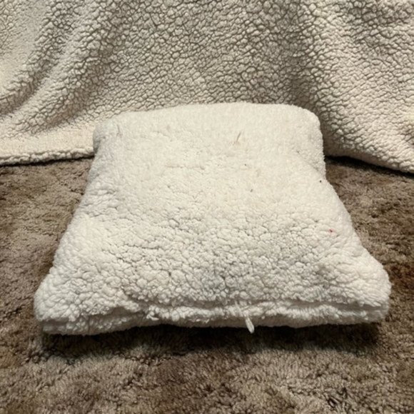 CUTE portable cat, dog sleeping winter themed bed tent. NWOT 16” tall - Picture 5 of 9